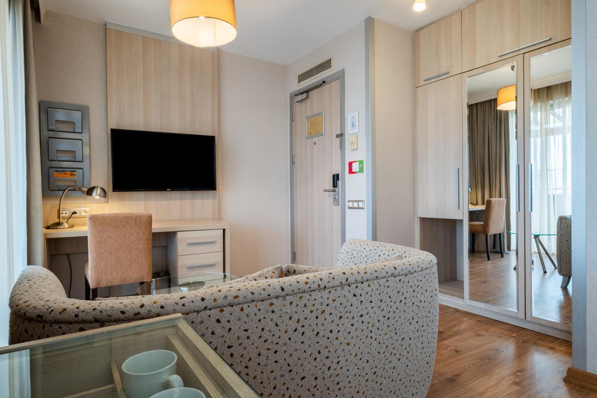Отель Ramada By Wyndham Анкара Экстерьер фото