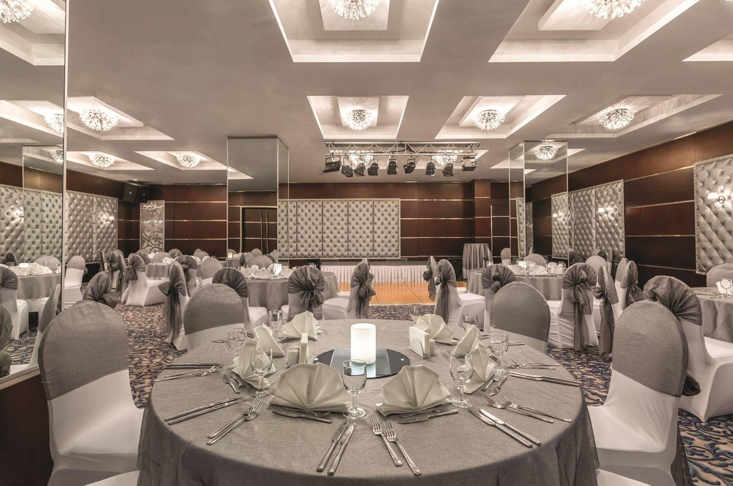 Отель Ramada By Wyndham Анкара Экстерьер фото
